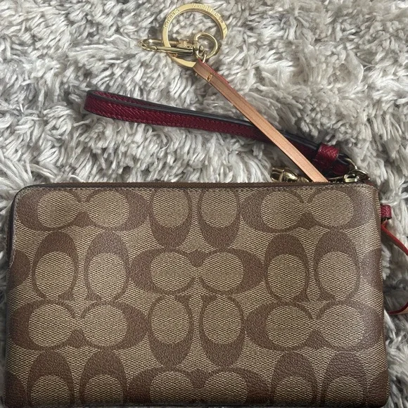 Large Corner Zip Wristlet in Signature Canvas. - Picture 5 of 7